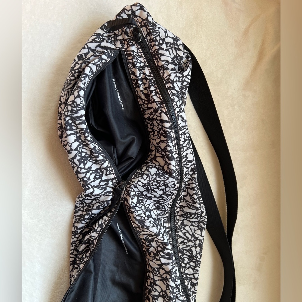 Lululemon Athletica “The Yoga Bag 14L” Icebreaker Black and White-Like New - Picture 4 of 9